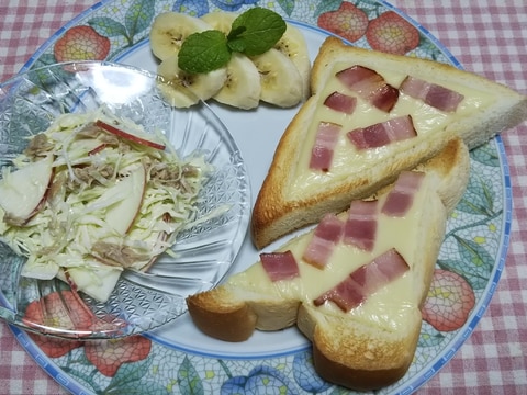 ベーコンチーズトーストとりんごツナサラダの朝食☆